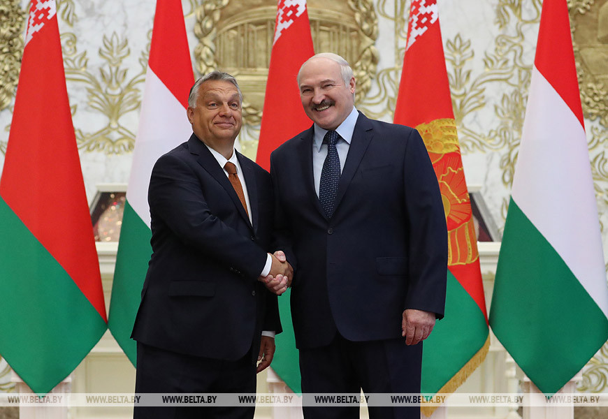 Александр Лукашенко и Виктор Орбан во время церемонии официальной встречи
