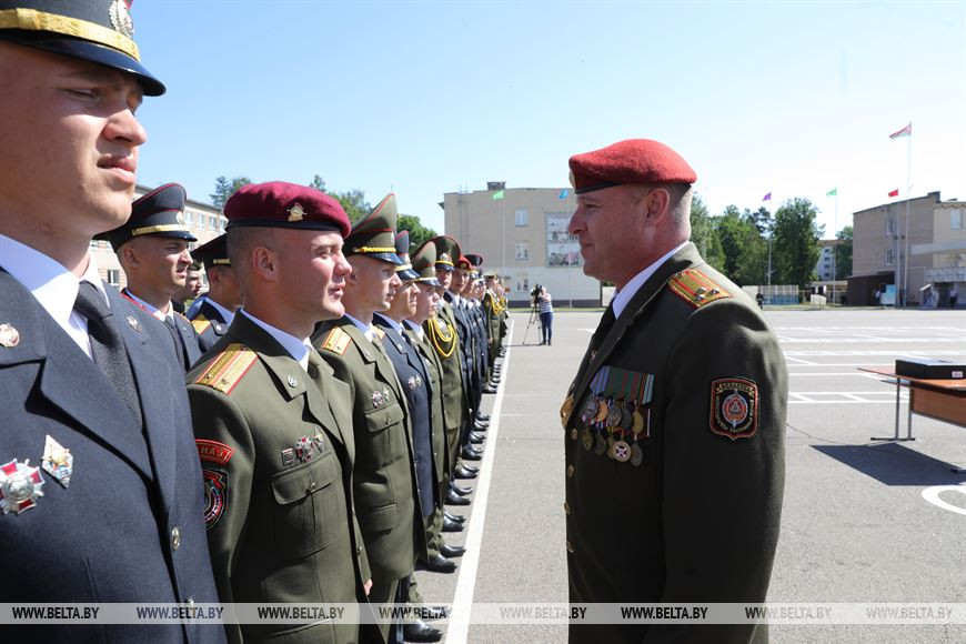 Заместитель министра внутренних дел – командующий внутренними войсками полковник Юрий Назаренко поздравляет выпускников