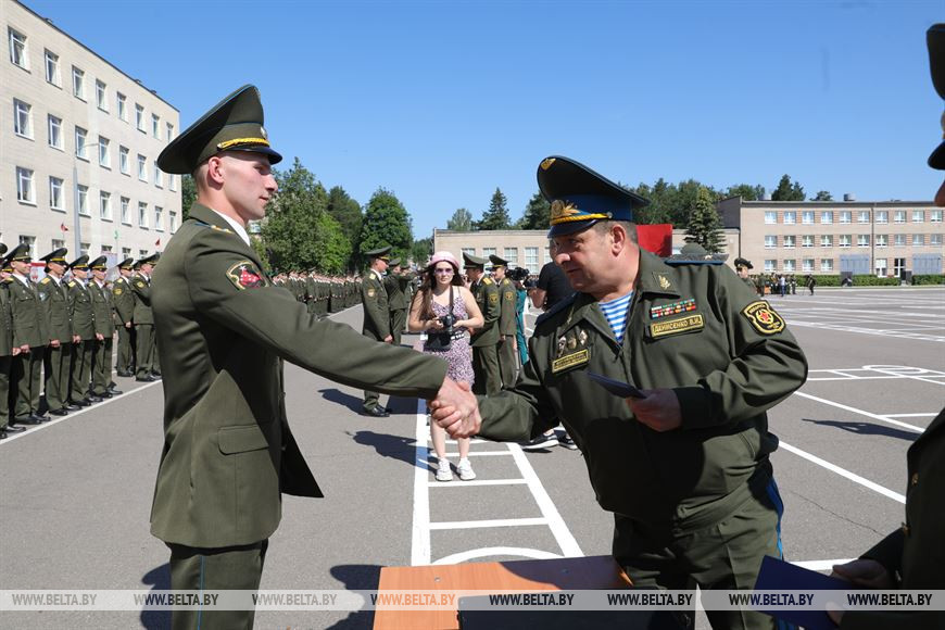 Генерал-майор, командующий силами специальных операций Вооруженных Сил генерал-майор Вадим Денисенко вручает диплом выпускнику