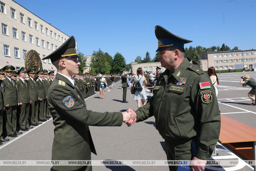 Командующий Военно-воздушными силами и войсками противовоздушной обороны Вооруженных Сил генерал-майор Игорь Голуб вручает диплом выпускнику