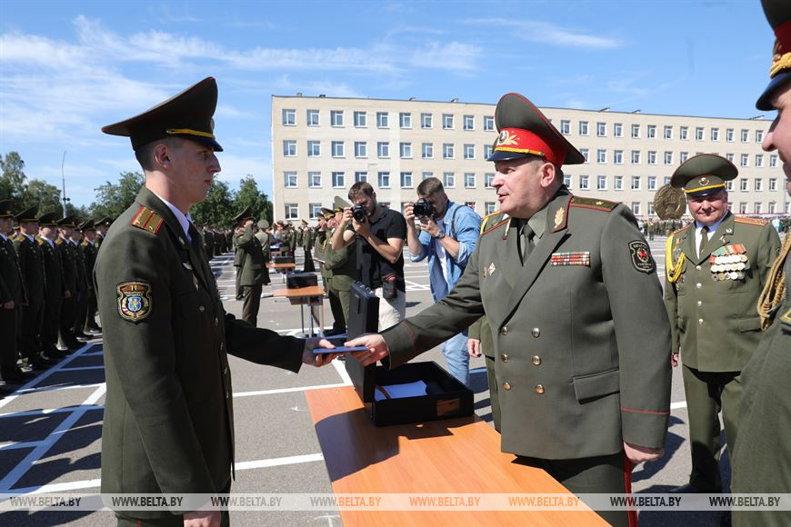 Командующий войсками Северо-западного оперативного командования генерал-майор Андрей Жук вручает диплом выпускнику