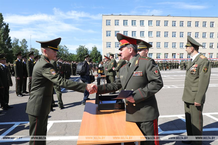 Заместитель министра обороны генерал-майор Сергей Потапенко вручает диплом выпускнику