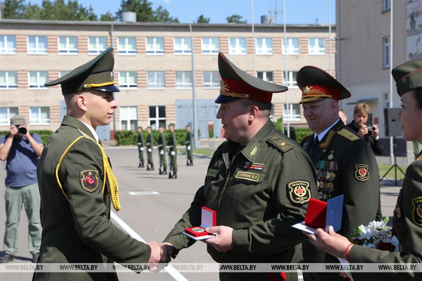 Лейтенант Козловский во время получения золотой медали