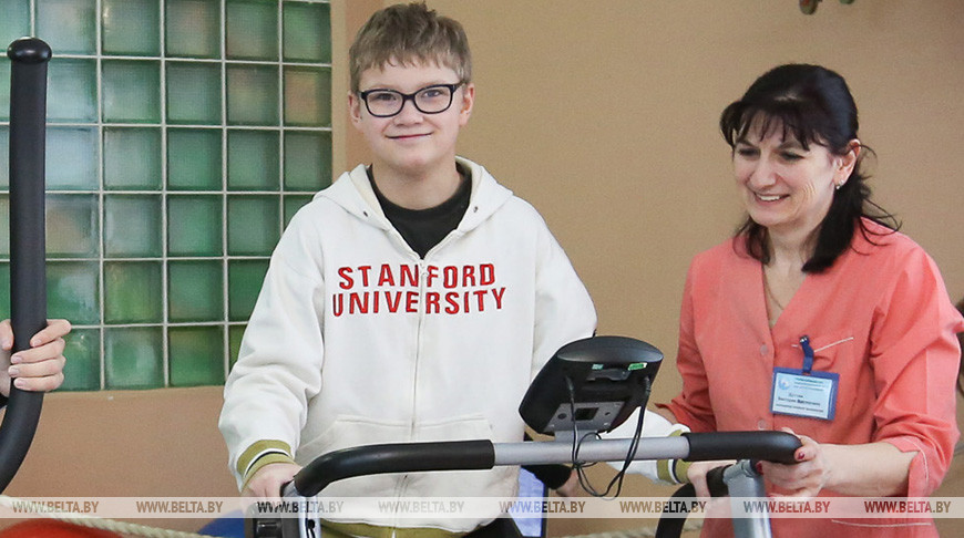 Инструктор по лечебной физкультуре Виктория Дутчак во время занятия с детьми. Фото из архива Инструктор по лечебной физкультуре Виктория Дутчак во время занятия с детьми. Фото из архива