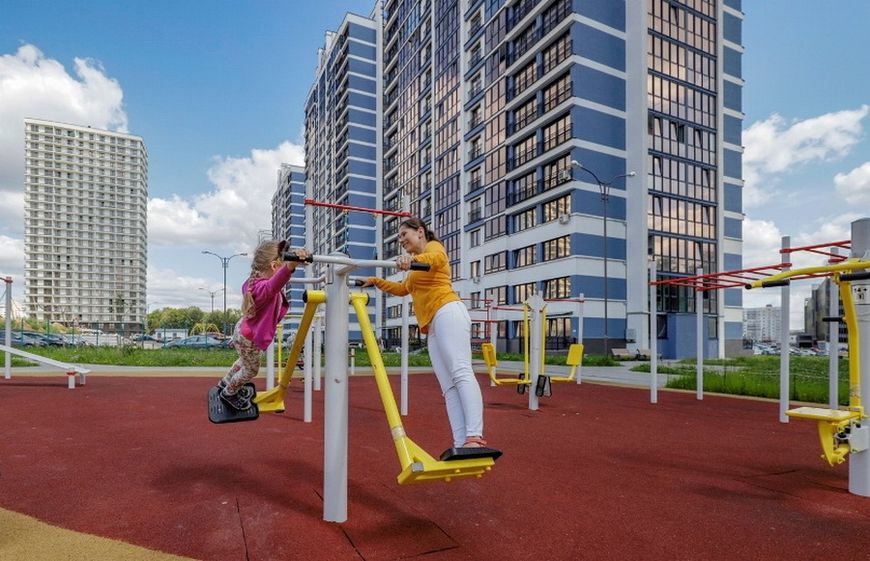 В каждом дворе – спортивные площадки и тренажеры