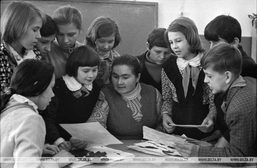 Урок биологии. Ученики с увлечением слушают педагога Галину Бежелеву, 1977 год