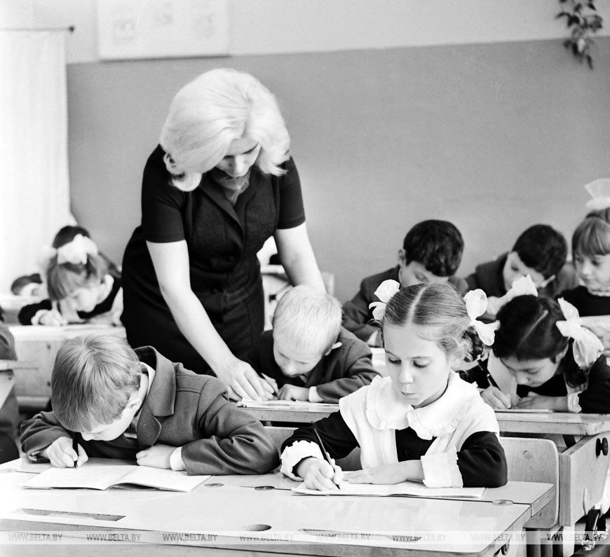 Педагог-воспитатель Л.М.Рухлевич помогает ученикам 1 "А" класса подготовиться к урокам, 1972 год