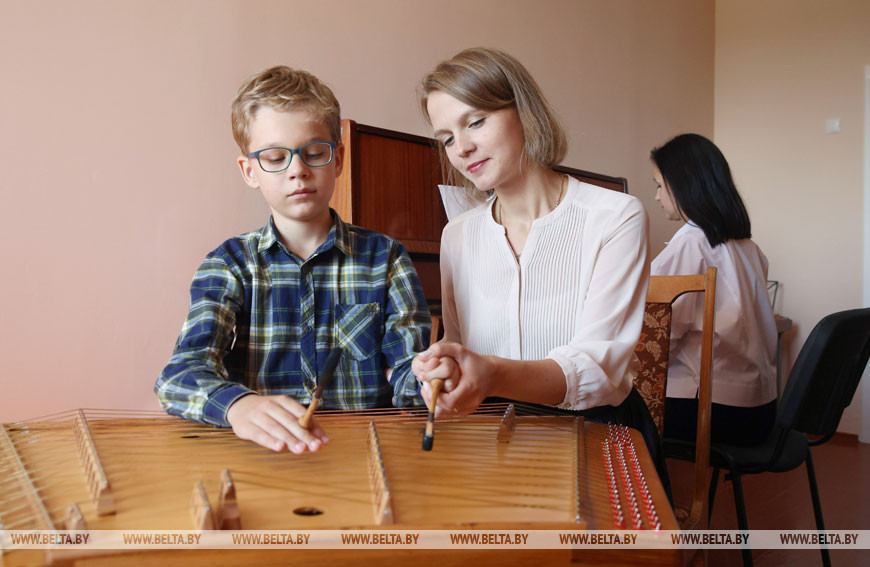 Преподаватель по классу цимбал Ирина Коршун с учеником Павлом Шайтором, 2020 год