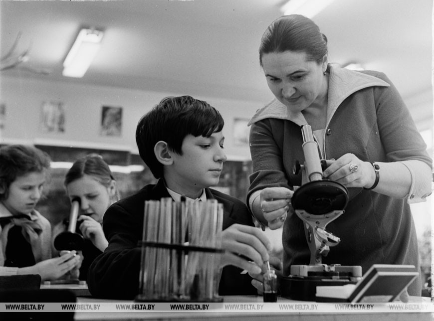 Занятия с юннатами ведет отличник народного образования преподаватель биологии Вера Петкевич, 1976 год