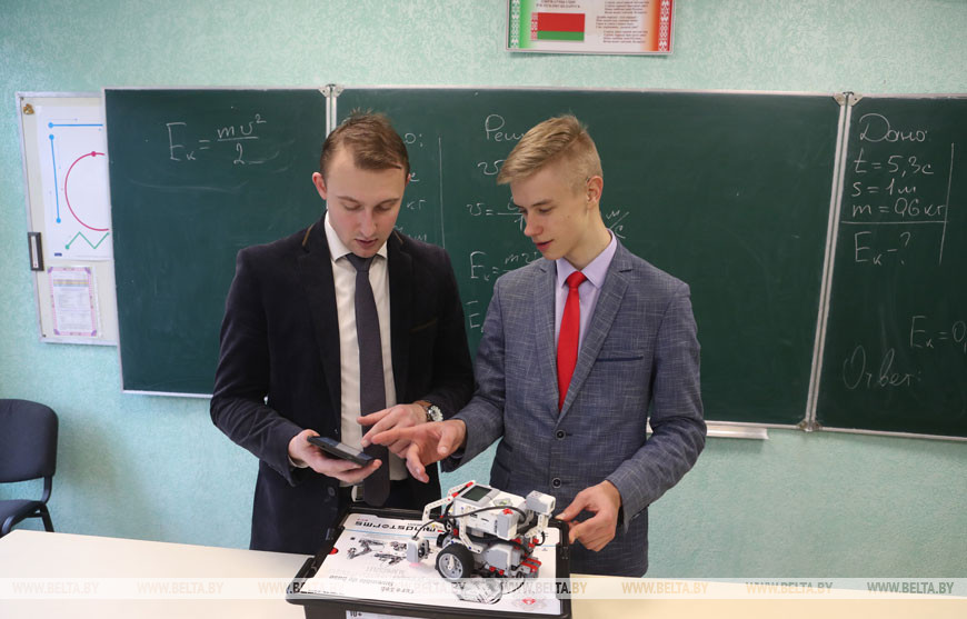 Преподаватель физики Дмитрий Чернов и ученик Тимофей Стамбровский, 2019 год