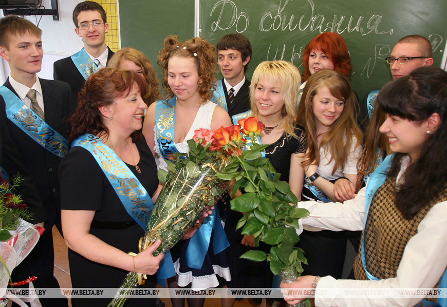 Последний звонок. 11 "В" с классным руководителем Инной Гладиковой, 2009 год