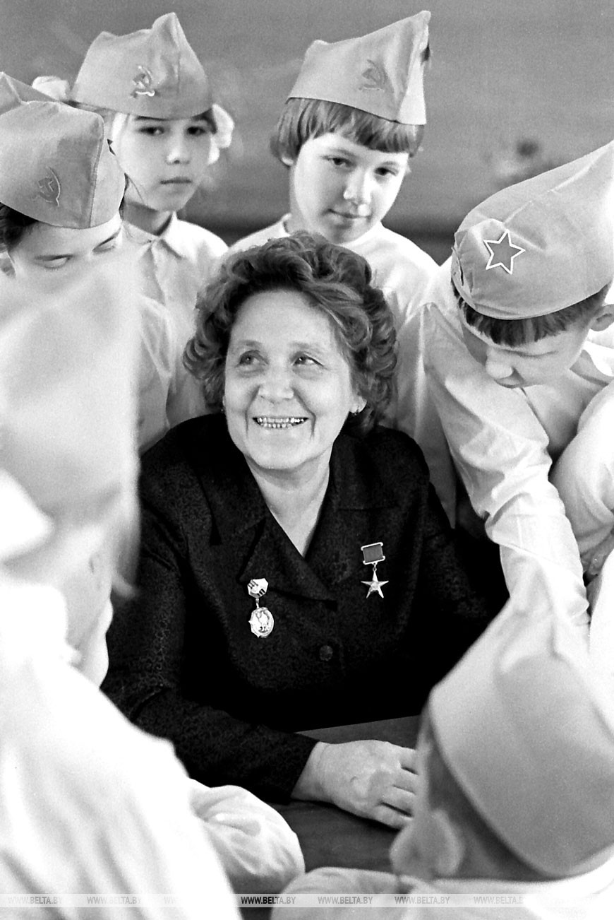 Казей Ариадна Ивановна - учительница средней школы среди учеников СШ №27, 1973 год