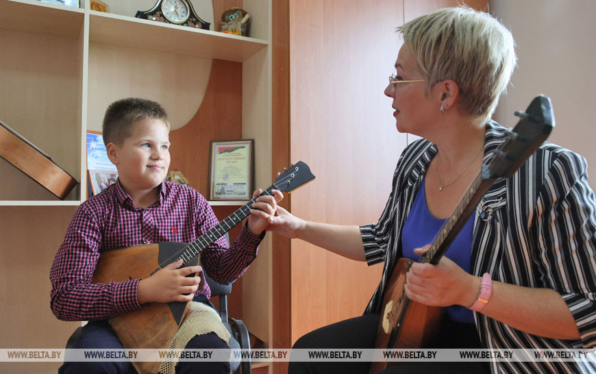 Преподаватель по классу балалайки и гитары Галина Хвощ со своим учеником Денисом Лаюшко, 2020 год