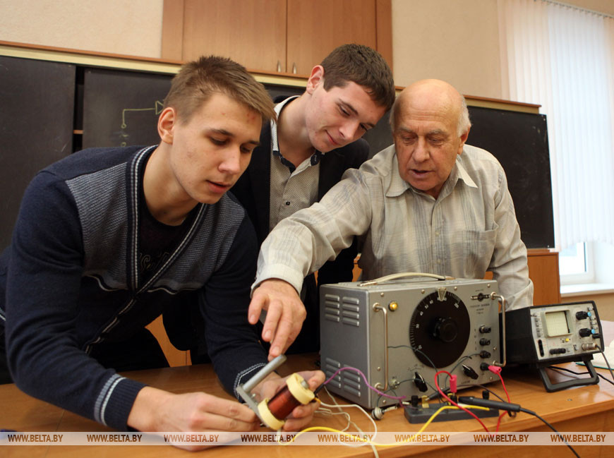 Учитель физики областного лицея №1 Валерий Барашков с учащимися 11 класса, 2016 год