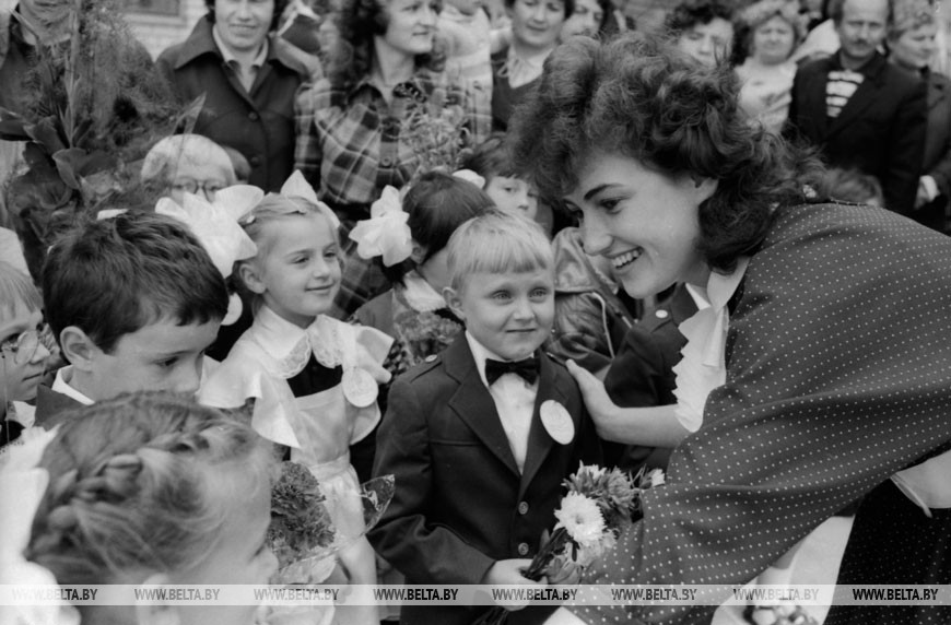 Выпускница Минского педучилища № 2 Н.В. Кугач со своими ребятами из I-А класса, 1987 год