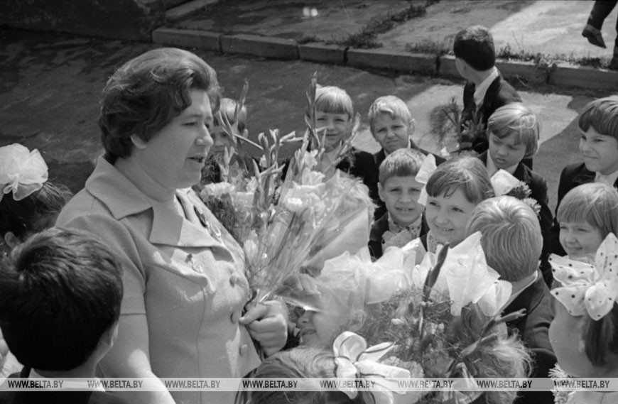 Заслуженный учитель БССР, народный учитель СССР, кавалер ордена Трудового Красного Знамени коммунист Галина Алексеевна с учениками, 1980 год