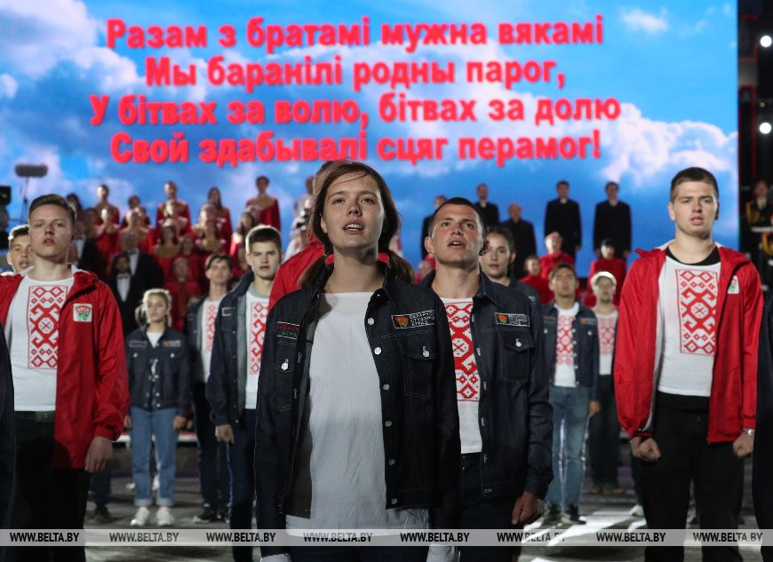 Акция Споем гимн вместе под праздничный салют в Минске