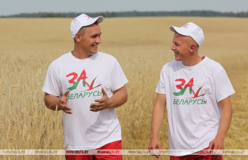 Участники молодежного тандема Леонид Алексеенко и Сергей Колбасов, работающие на полях СПФ "Заозерье" ОАО "Витебский мясокомбинат" в Лепельском районе, 2020 год