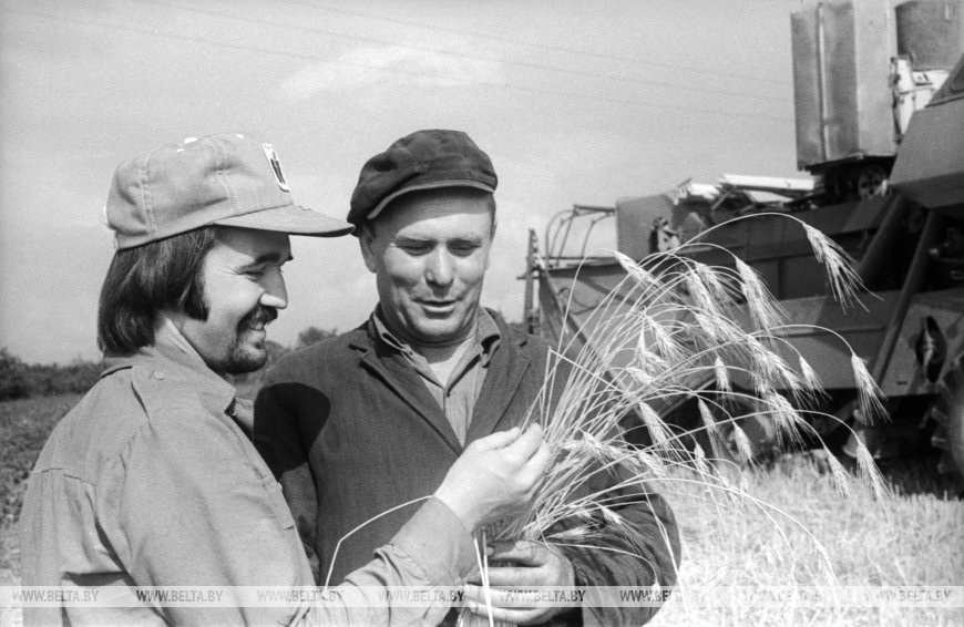 Аспирант Мичиганского университета Дейл Пастюмас и комбайнер колхоза «Рассвет» Викентий Павлюц, 1976 год