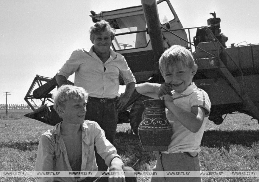 Комбайнер Н.Н. Хацук с сыновьями Андреем и Николаем, колхоз имени П.И. Деньщикова Гродненского района, 1988 год