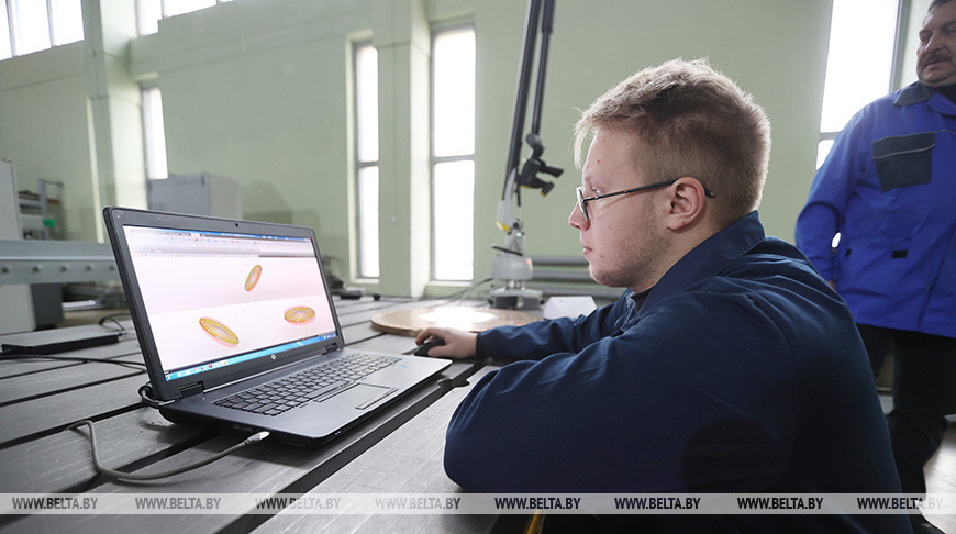 Инженер комплекса электронно-лучевой сварки Владислав Залесский Инженер комплекса электронно-лучевой сварки Владислав Залесский