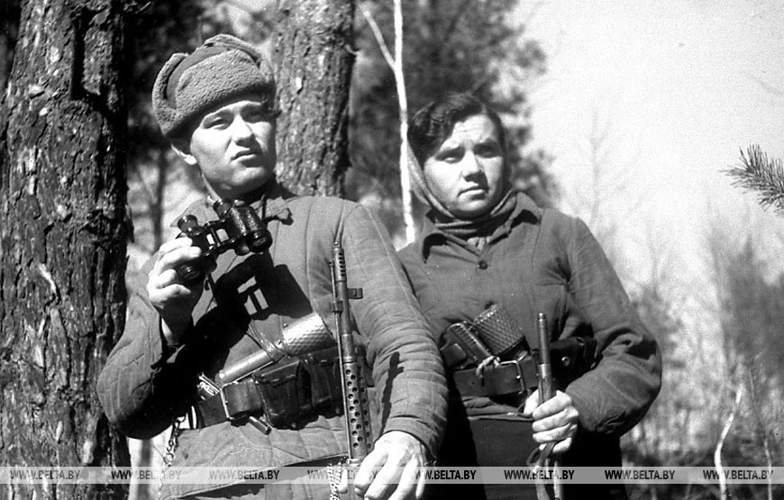 Партизаны отряда имени Чернака Брестского соединения Иван Хмелев и Мария Григорьева в дозоре, март 1943 года