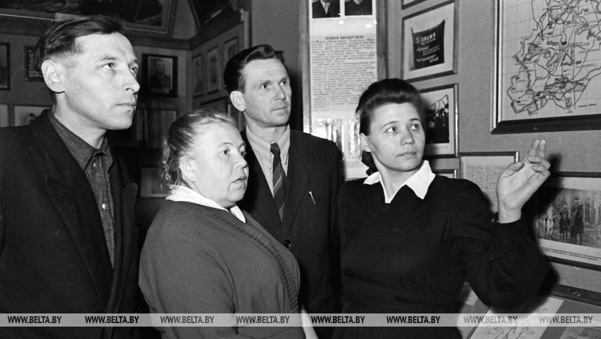 Герой Советского Союза Е.С. Зенькова (в середине) с участники Обольской подпольной комсомольской организации, февраль 1958 года