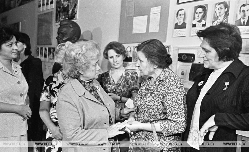 Герои Советского Союза Елена Мазаник и Мария Осипова на международной встрече в Минске, август 1975 года