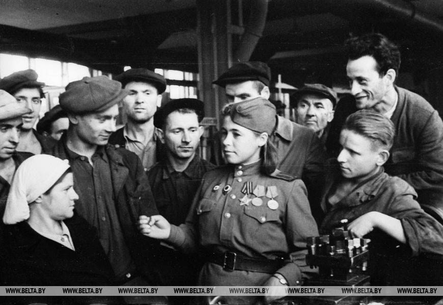 Участница боев за освобождение Минска комсомолка Л. Пискунова беседует с рабочими Минского радиозавода, апрель 1952 года