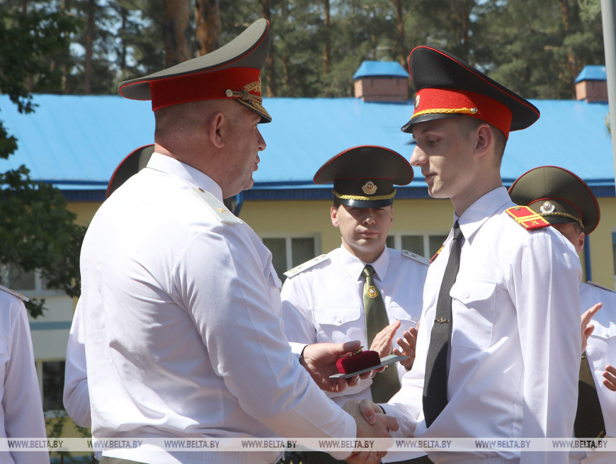 Первый заместитель министра по чрезвычайным ситуациям Александр Худолеев вручает аттестат с золотой медалью Марку Вагулько