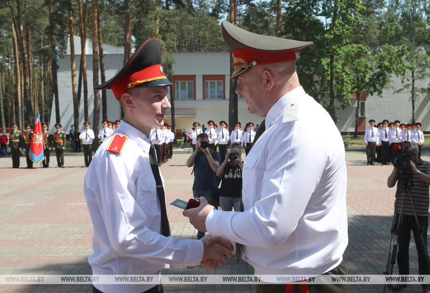 Первый заместитель министра по чрезвычайным ситуациям Александр Худолеев вручает аттестат с золотой медалью Алексею Федорову
