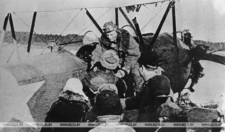 Отправка детей на Большую землю с партизанского аэродрома, 1944 год
