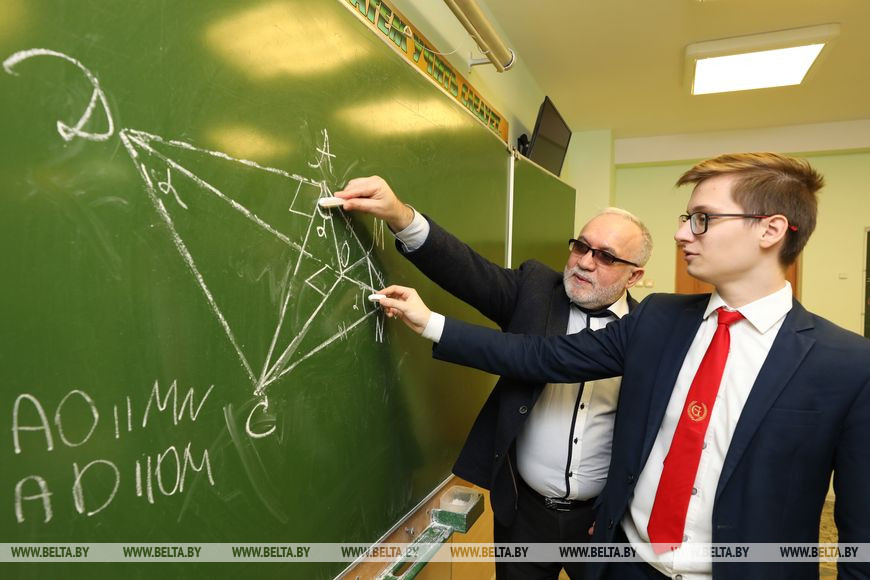 Преподователь математики Михаил Волков со своим воспитанником Константином Сегодником
