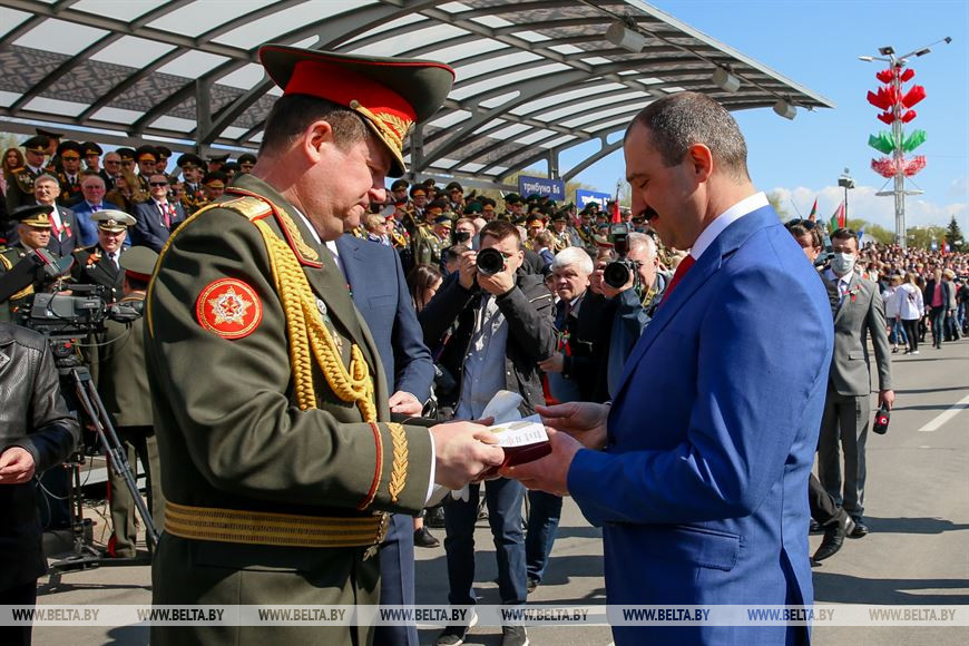 Андрей Равков вручает медаль помощнику Президента по национальной безопасности Виктору Лукашенко