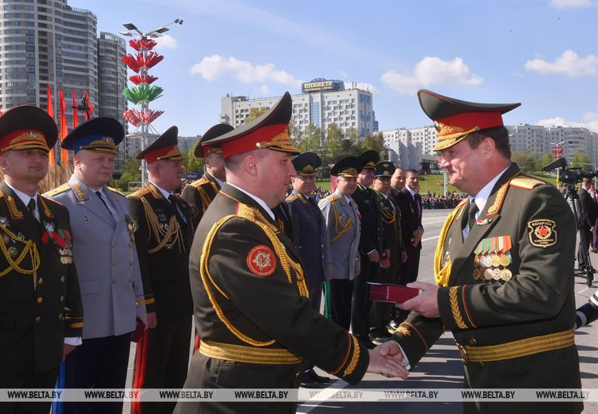 Андрей Равков вручает медаль министру обороны Виктору Хренину