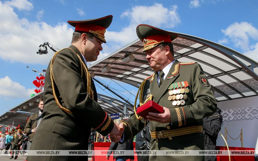Андрей Равков вручает медаль председателю КГБ Валерию Вакульчику