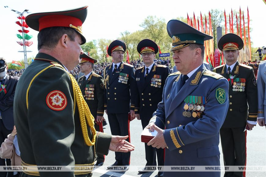 Андрей Равков вручает медаль председателю Государственного таможенного комитета Юрию Сенько