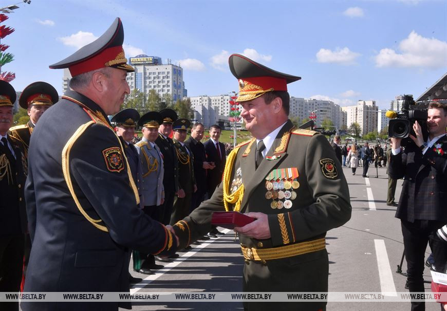 Андрей Равков вручает медаль министру внутренних дел Юрию Караеву