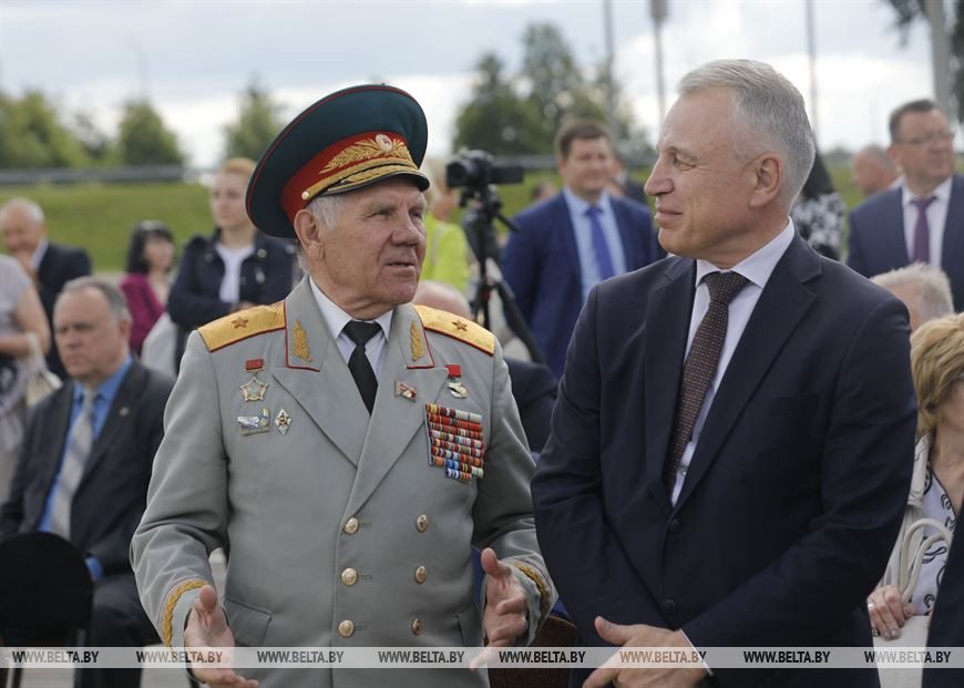 Председатель совета Минской городской организации Белорусского общественного объединения ветеранов Анатолий Адоньев и председатель Федерации профсоюзов Михаил Орда Председатель совета Минской городской организации Белорусского общественного объединения ветеранов Анатолий Адоньев и председатель Федерации профсоюзов Михаил Орда