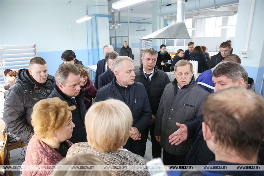 Председатель Федерации профсоюзов Республики Беларусь Михаил Орда во время посещения завода