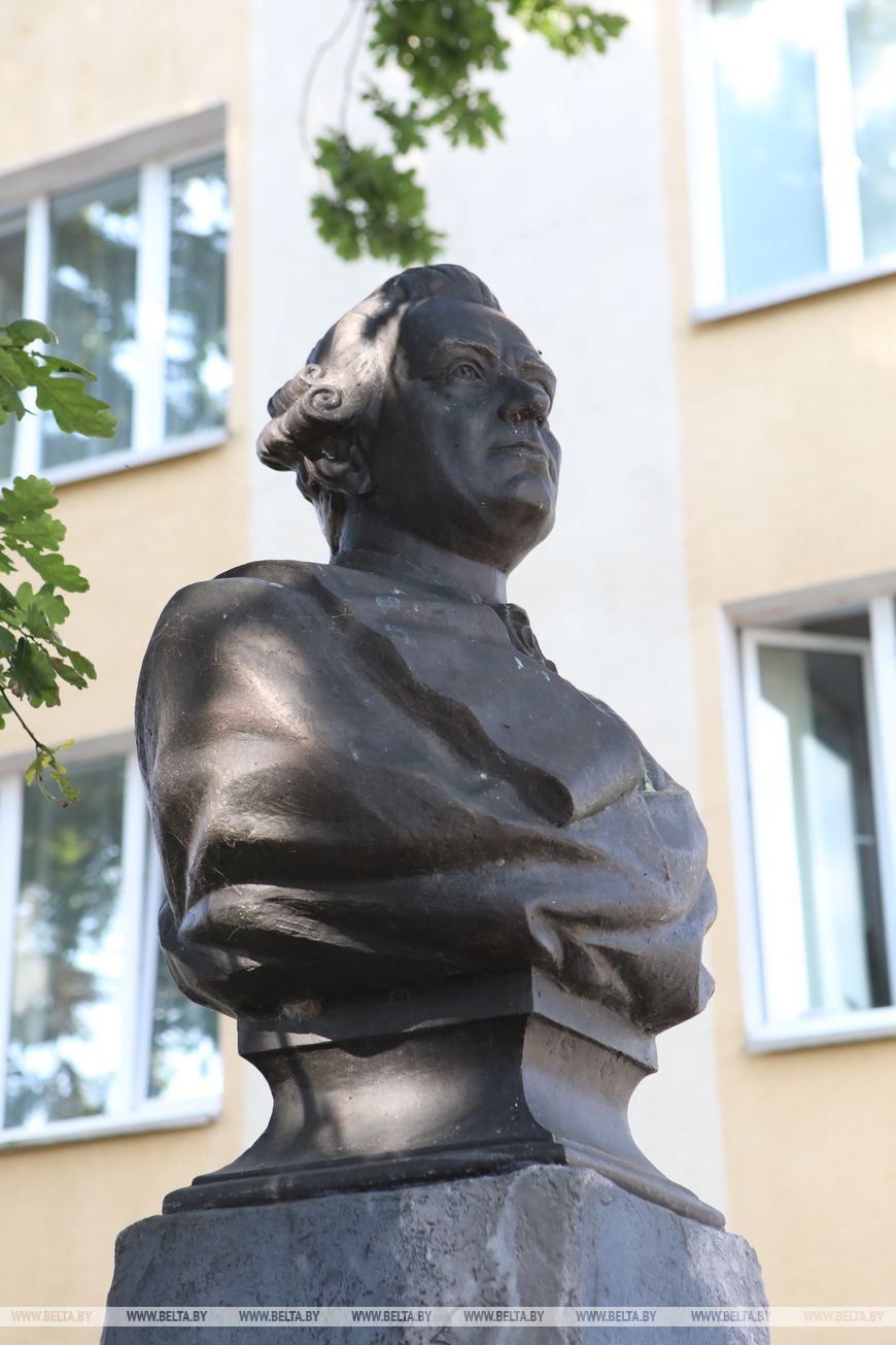 Памятник графу Захарию Чернышеву