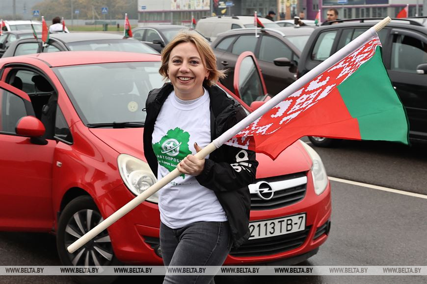 В Щомыслице автомобилисты присоединились к автопробегу. Одна из участниц акции В Щомыслице автомобилисты присоединились к автопробегу. Одна из участниц акции