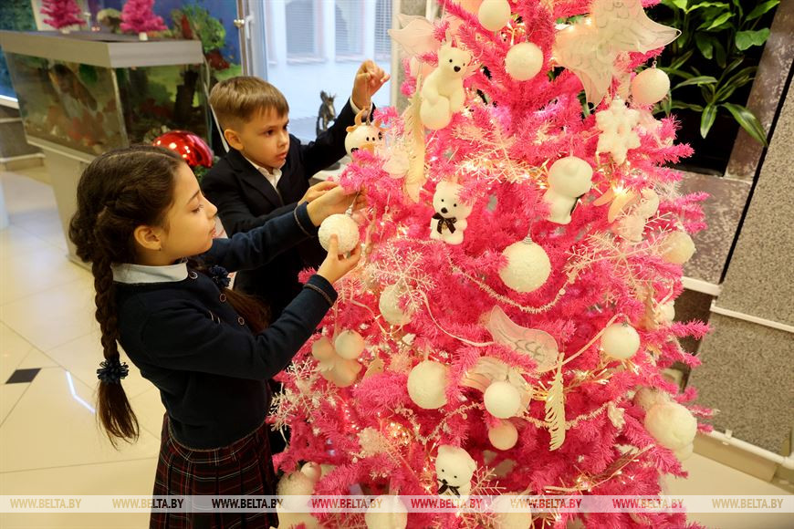 Елку украшают Елизавета Палагот и Тимофей Захаров Елку украшают Елизавета Палагот и Тимофей Захаров