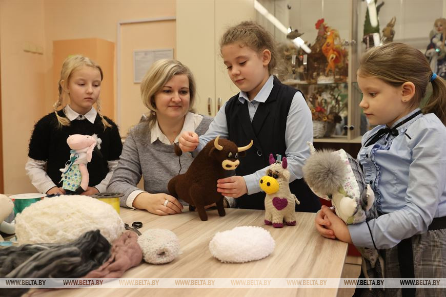 Учитель трудового обучения Алина Билютавичюте готовит с ребятами новогодние игрушки Учитель трудового обучения Алина Билютавичюте готовит с ребятами новогодние игрушки