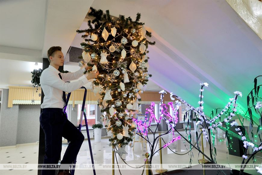 Антон Самоваров украшает елку Антон Самоваров украшает елку