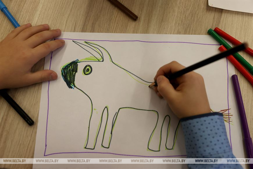 Дети делают новогодние рисунки Дети делают новогодние рисунки