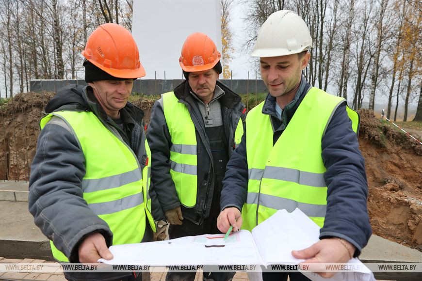 Подсобный рабочий Андрей Вопрючков, бетонщик Сергей Зайцев и прораб ОДО "Тезан" Вадим Прусаков Подсобный рабочий Андрей Вопрючков, бетонщик Сергей Зайцев и прораб ОДО "Тезан" Вадим Прусаков