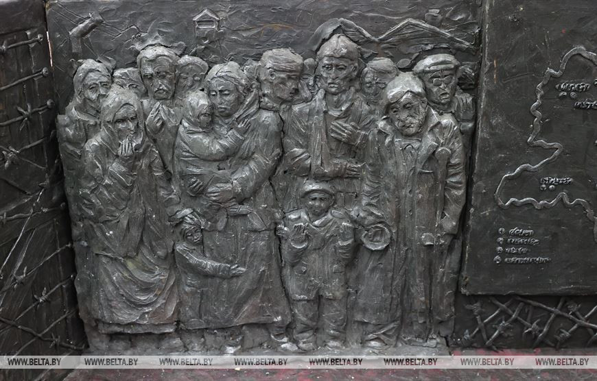 Фрагмент стены памятного знака Фрагмент стены памятного знака