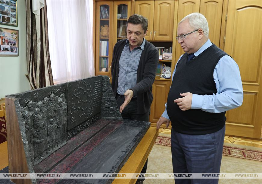 Председатель Витебского областного Совета депутатов Владимир Терентьев и скульптор Сергей Сотников Председатель Витебского областного Совета депутатов Владимир Терентьев и скульптор Сергей Сотников