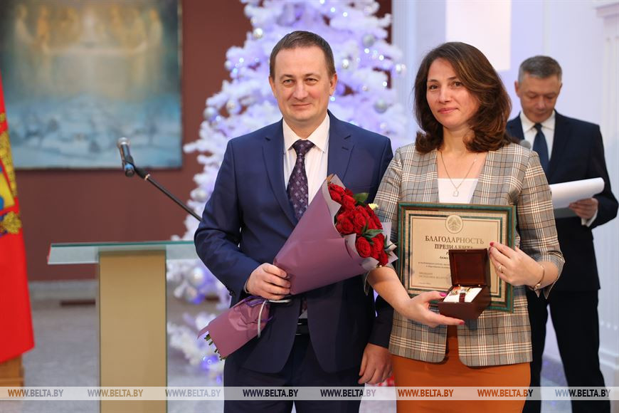 Александр Турчин вручил благодарность Президента заместителю председателя Логойского райисполкома Анжеле Раемской Александр Турчин вручил благодарность Президента заместителю председателя Логойского райисполкома Анжеле Раемской